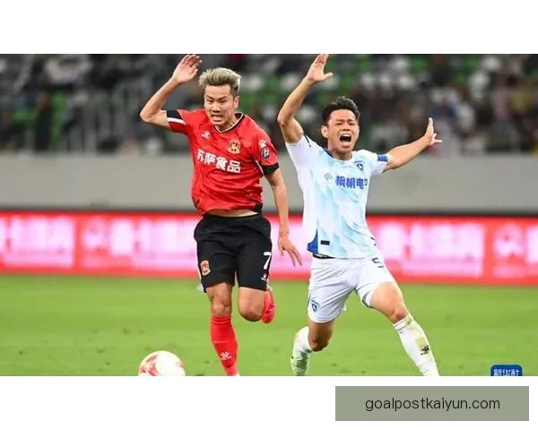 足坛新星崛起，表现稳健引发众多关注与期待